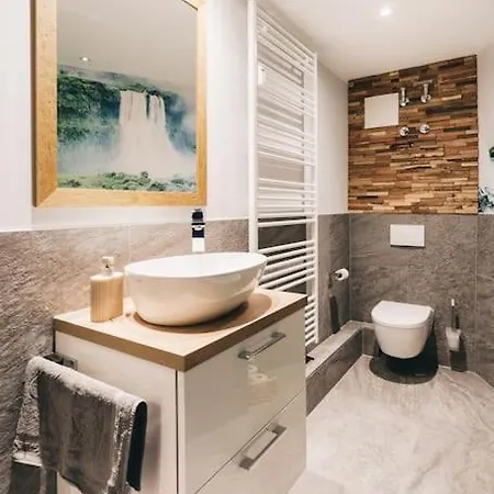 Tip! Toplage In Dresden! Moderne 100 Qm Fuer Familien Und Kleine Gruppen ドレスデン